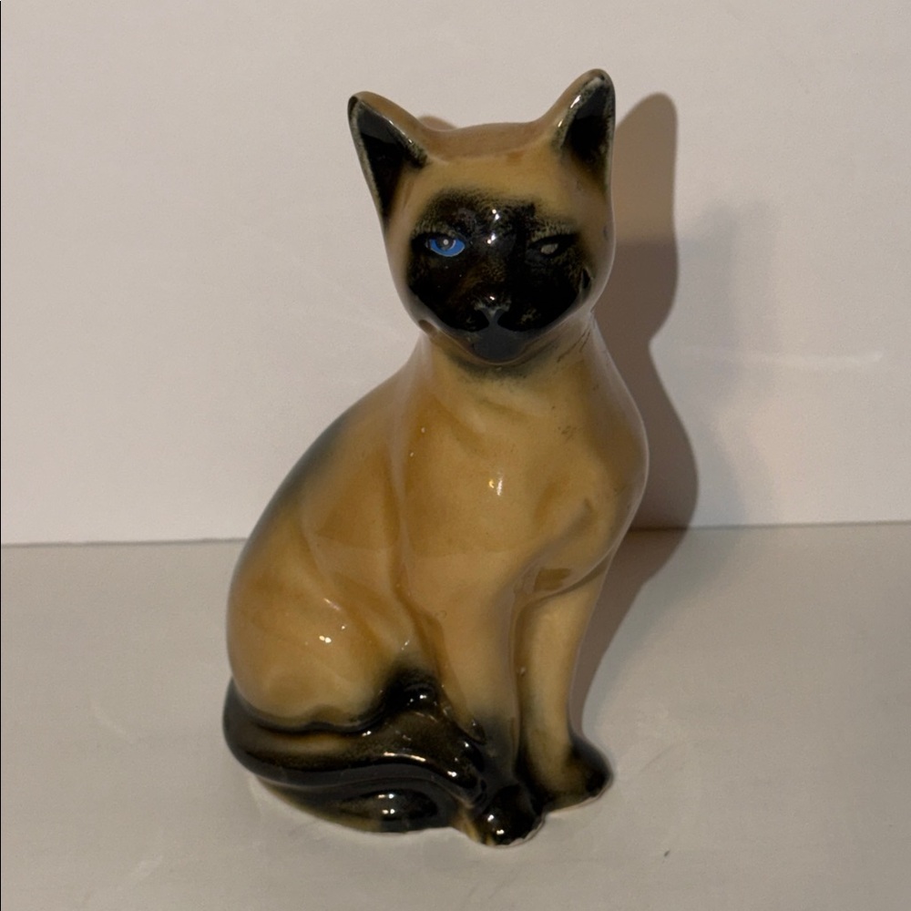 Vintage.Elegant Tan and Black Ceramic Cat Figurine. Made in Brazil 🇧🇷